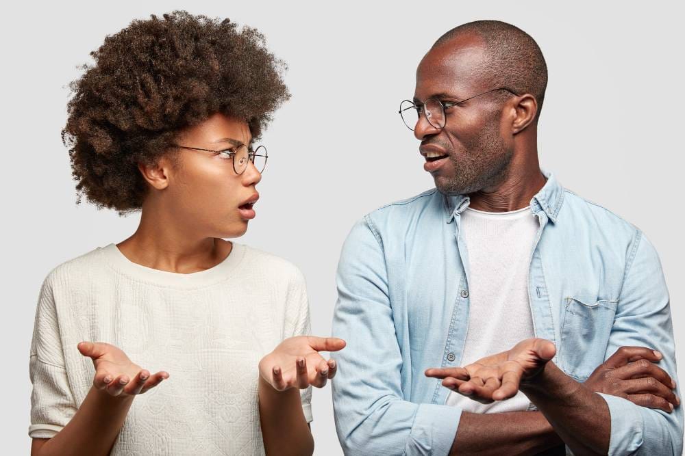 Indivíduos arrogantes interpretam qualquer feedback construtivo como um ataque pessoal / Fotos: Freepik
