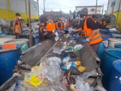Cooperativa de reciclagem trabalha para transformar lixo e também vidas destruídas pelo vício