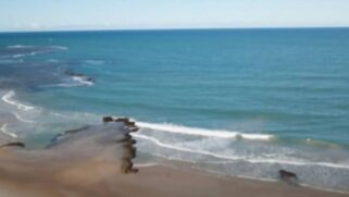 A Praia de Itaquena encanta por sua tranquilidade surreal e beleza natural impressionante