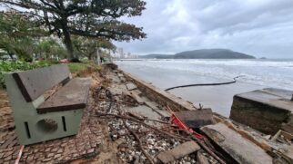 Avanço do mar sobre o calçadão e a avenida da praia causou a abertura de crateras