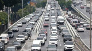 A fiscalização é feita tanto por equipamentos eletrônicos quanto por agentes de trânsito
