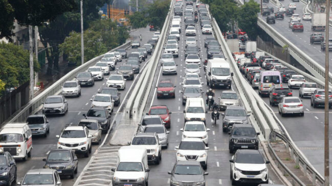 A fiscalização é feita tanto por equipamentos eletrônicos quanto por agentes de trânsito
