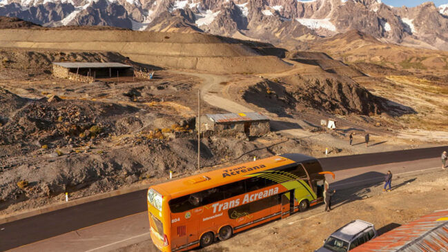 A viagem é realizada em ônibus de dois andares