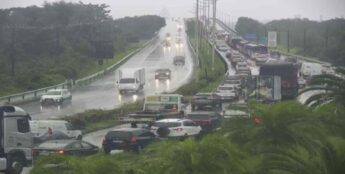 Um forte temporal pegou os moradores de surpresa e alagou diversos pontos da Baixada Santista
