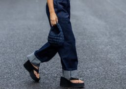 Aposta confortável e fashion são os chinelos plataforma usados com jeans baggy