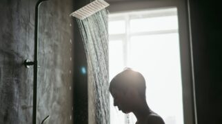 Um banho antes de dormir pode ser muito mais do que um gesto automático