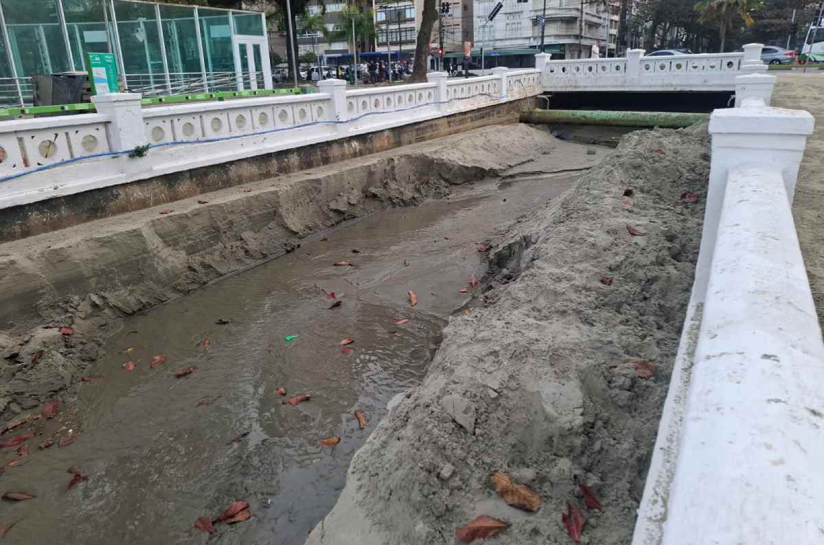 A forte ressaca que atinge o litoral de São Paulo na última terça-feira (29) provocou cenas impressionantes na Baixada Santista/ Nair Bueno