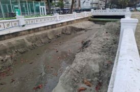 Em relatos enviados à redação, moradores e visitantes do município explicam que a areia ainda invade o calçadão e o jardim à beira-mar