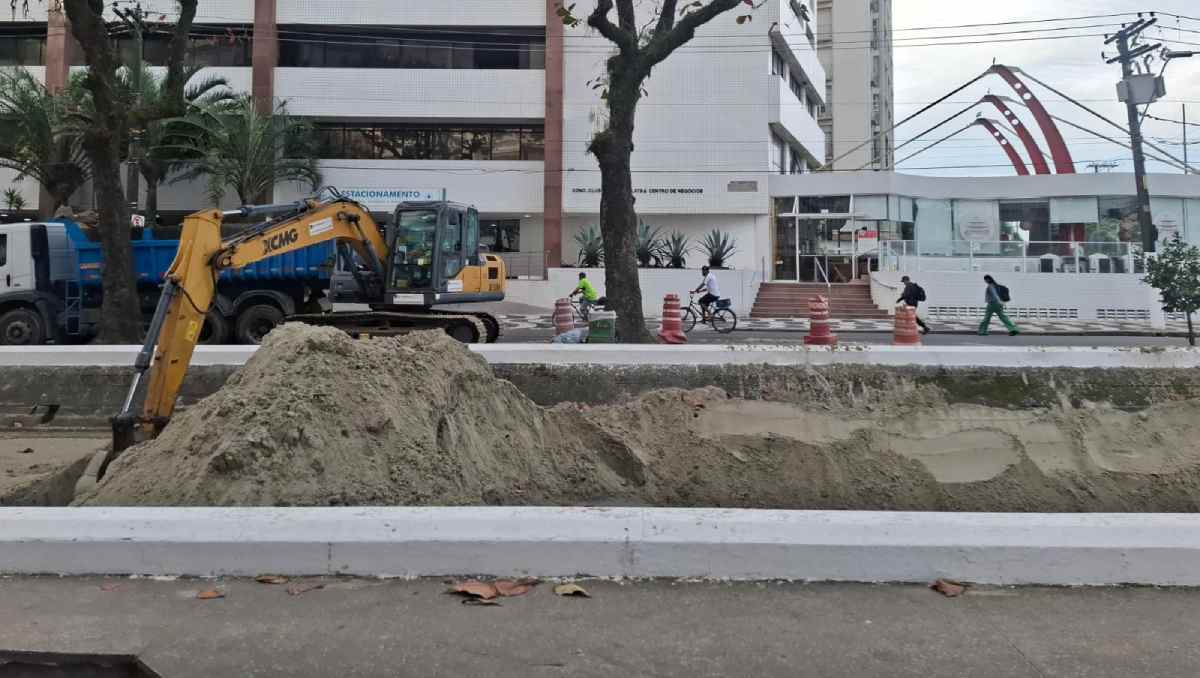 Em relatos enviados à redação, moradores e visitantes do município explicam que a areia ainda invade o calçadão e o jardim à beira-mar/ Nair Bueno