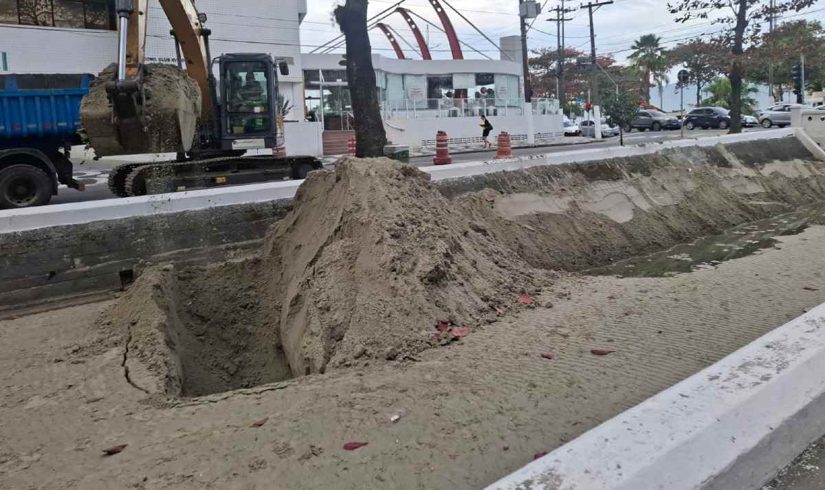 A força das ondas, que passaram por cima do calçadão/Nair Bueno