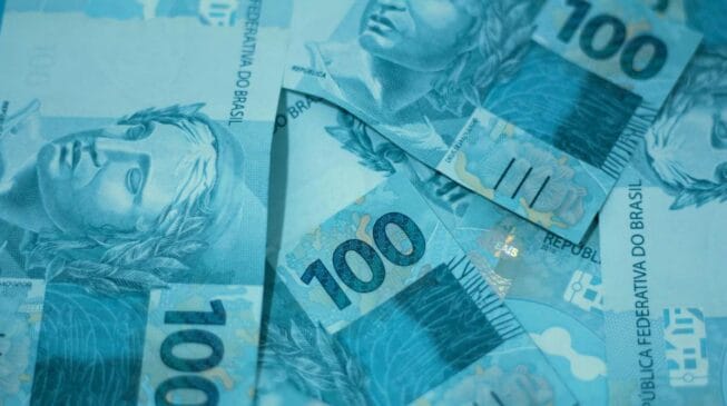 Descubra alguns truques para detectar notas falsas com recursos próprios do celular