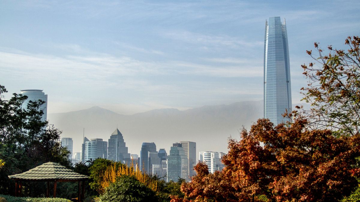 Nosso vizinho está entre os destinos mais baratos para brasileiros e consegue surpreender em todos os sentidos, com cultura, gastronomia, natureza e preços que cabem no bolso.
