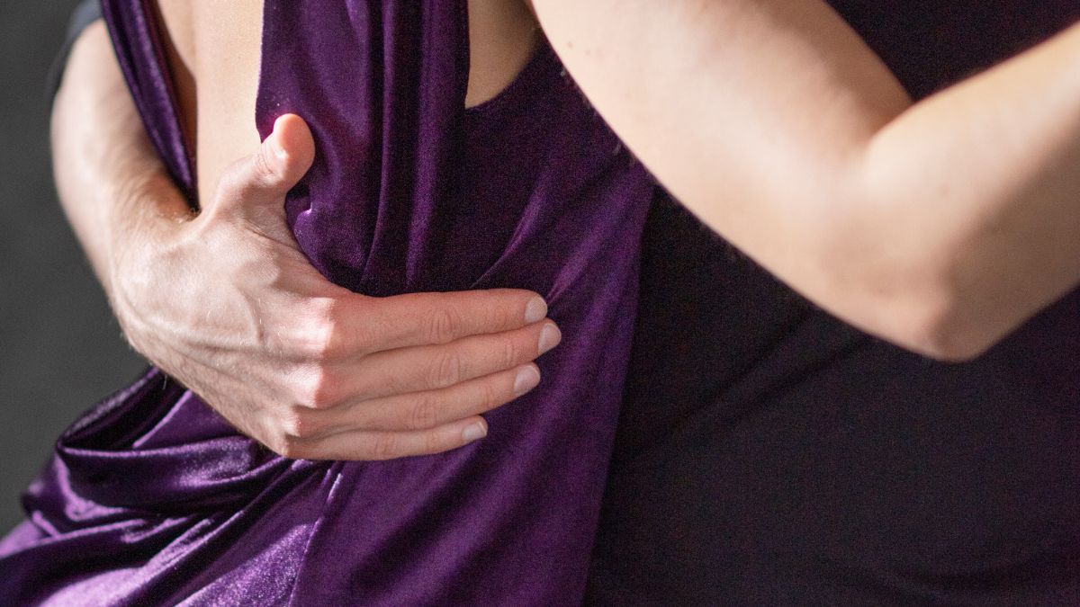 O tango, ritmo cheio de emoção e história, mostra a paixão e a alma de Buenos Aires em cada passo e apresentação. / Créditos: Freepik