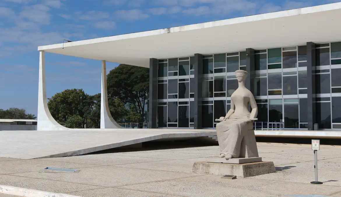 o Supremo Tribunal Federal é conhecido como o verdadeiro guardião da Constituição Federal brasileira