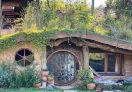 Casa Hobbit conta com wi-fi, cooktop, utensílios de cozinha, roupa de cama, toalhas e chuveiro com água quente