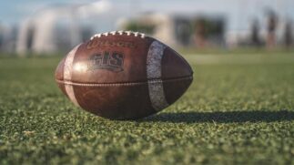 A NFL é formada por 32 equipes, divididas em duas conferências: a AFC e a NFC