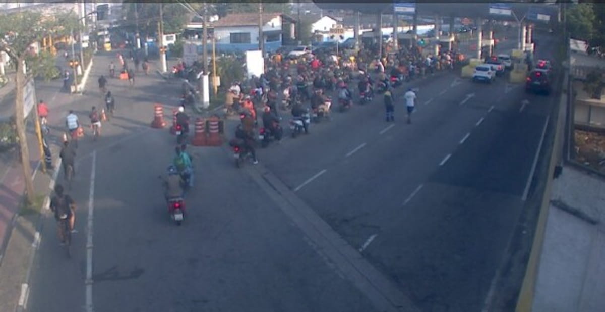 Os principais sistemas apresentam fluxo moderado, sem registros de filas críticas.