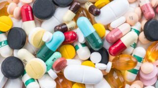 É fundamental usar os antibióticos apenas quando prescritos por um médico, seguir corretamente o tempo e a dosagem indicados e nunca compartilhar medicamentos com outras pessoas.