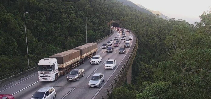 No sentido São Paulo, os motoristas enfrentam tráfego lento entre os quilômetros 13 e 10, reflexo do intenso fluxo de veículos