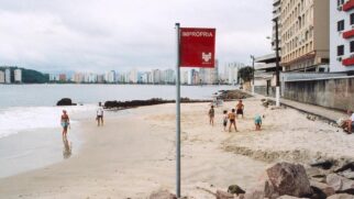 Com o calor inesperado do veranico, muitas pessoas aproveitam para curtir a praia. No entanto, esse período coincide com chuvas esparsas, que carregam resíduos para o mar através de rios, canais e galerias pluviais.
