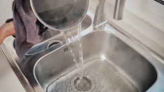 A água quente pode até trazer benefícios para o sistema de encanamento