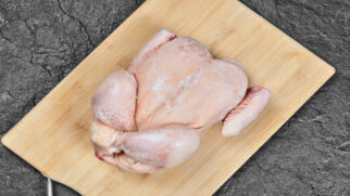 A limpeza do frango é essencial para evitar intoxicações