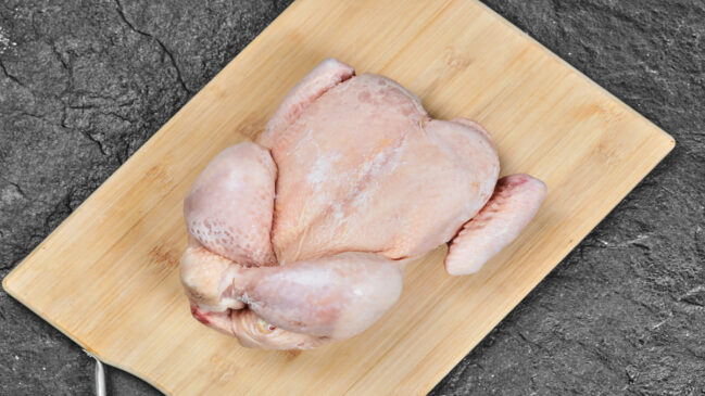 A limpeza do frango é essencial para evitar intoxicações