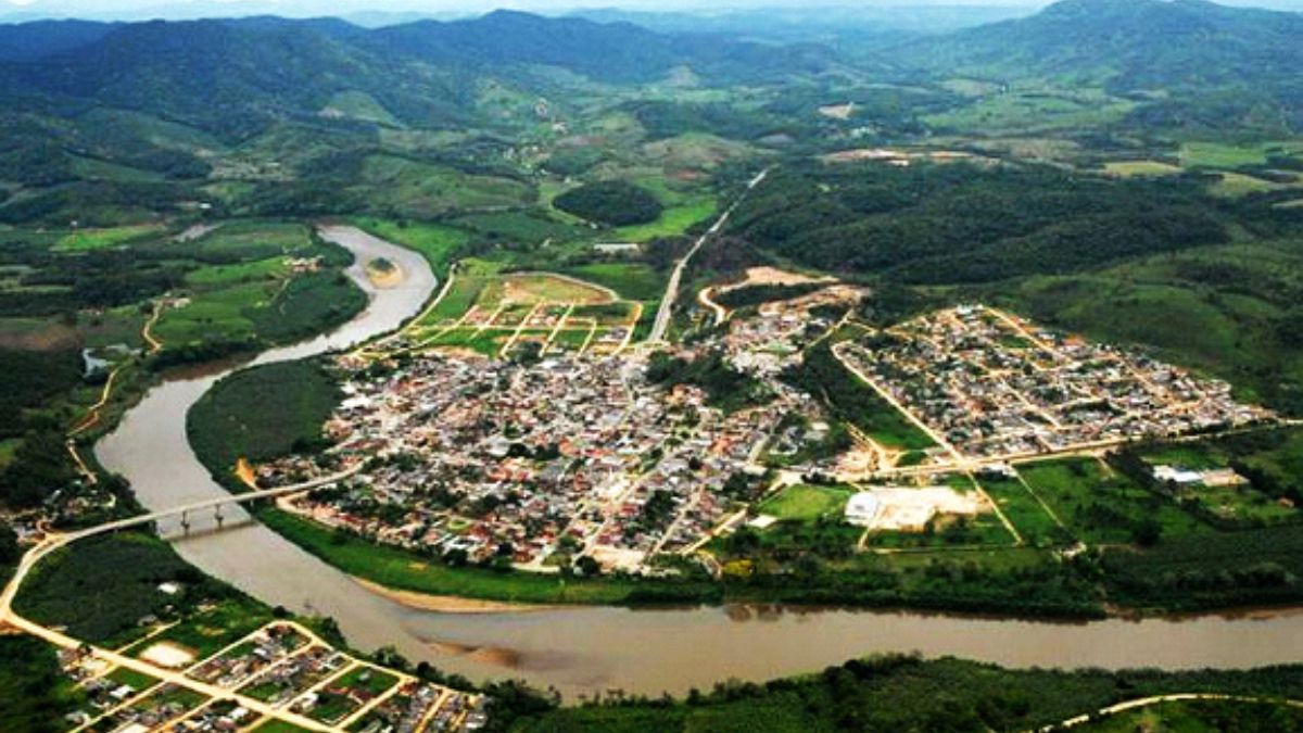 Vista aérea da cidade de Eldorado, localizada no Vale do Ribeira e cercada por áreas preservadas de Mata Atlântica/ Divulgação