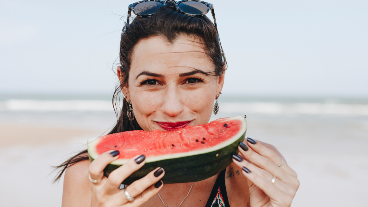 Melancias e melões cortados e expostos sem refrigeração podem acumular bactérias e representar riscos à saúde; especialistas recomendam atenção ao armazenamento e consumo seguro