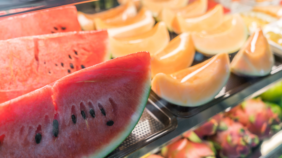 Em supermercados é comum encontrar melancias e melões cortados à venda, porém, quando expostas dessa forma, essas frutas podem representar sérios riscos à saúde/ jannoon028/Freepik
