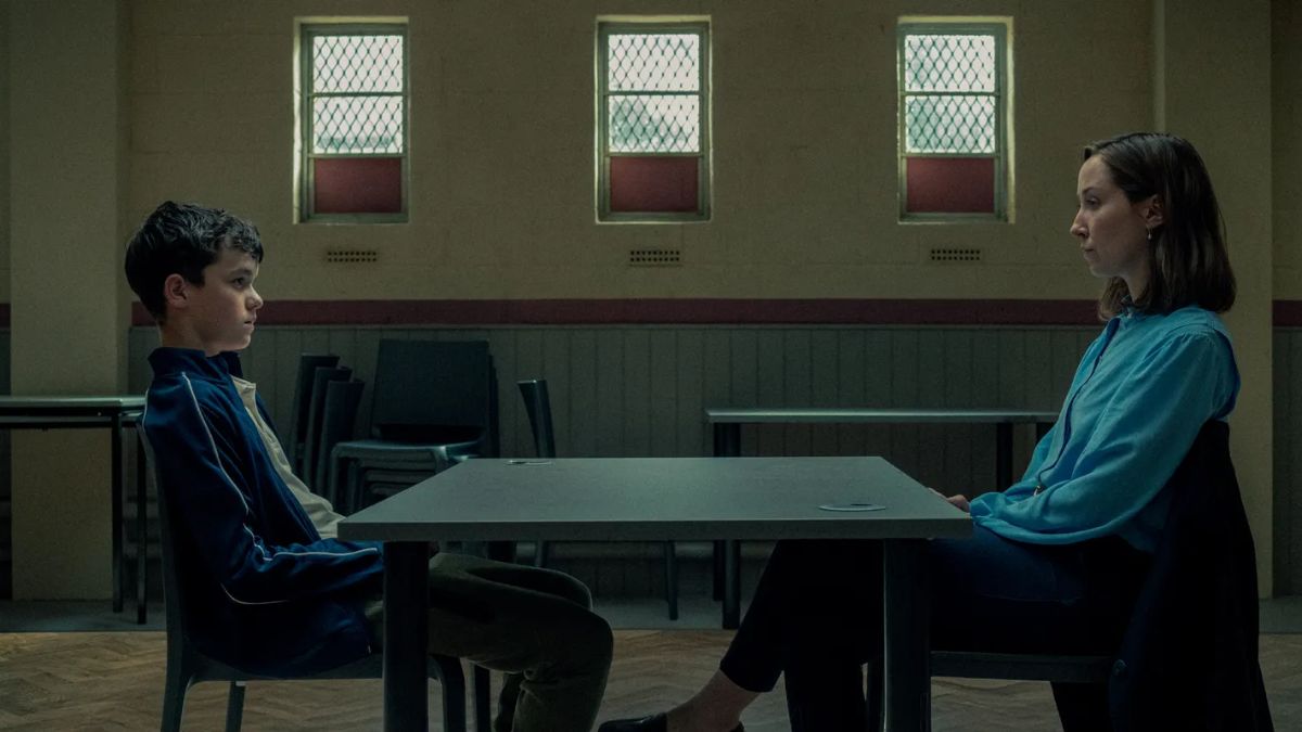 Jamie Miller (Owen Cooper) encara a psicóloga Briony Ariston (Erin Doherty) em uma das cenas mais intensas de Adolescência, destaque do terceiro episódio/ Netflix