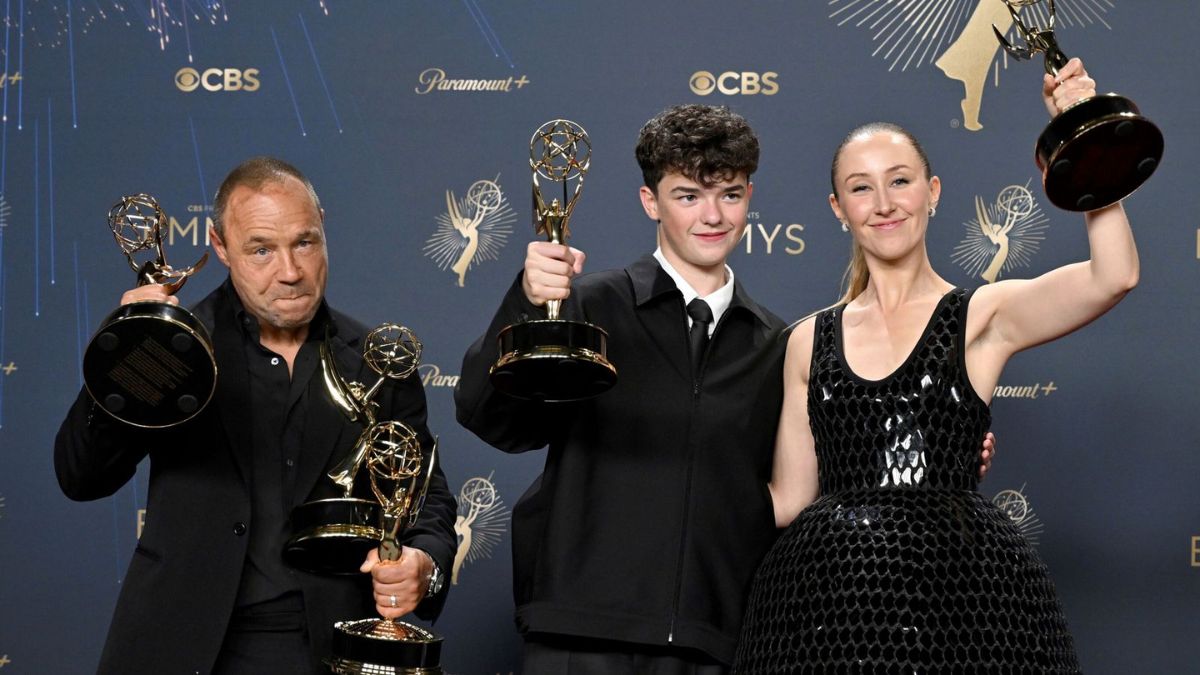 Stephen Graham, Owen Cooper e Erin Doherty celebram suas vitórias no Emmy 2025, consolidando Adolescência como fenômeno mundial/ Lisa O'Connor/Television Academy/Associated Press