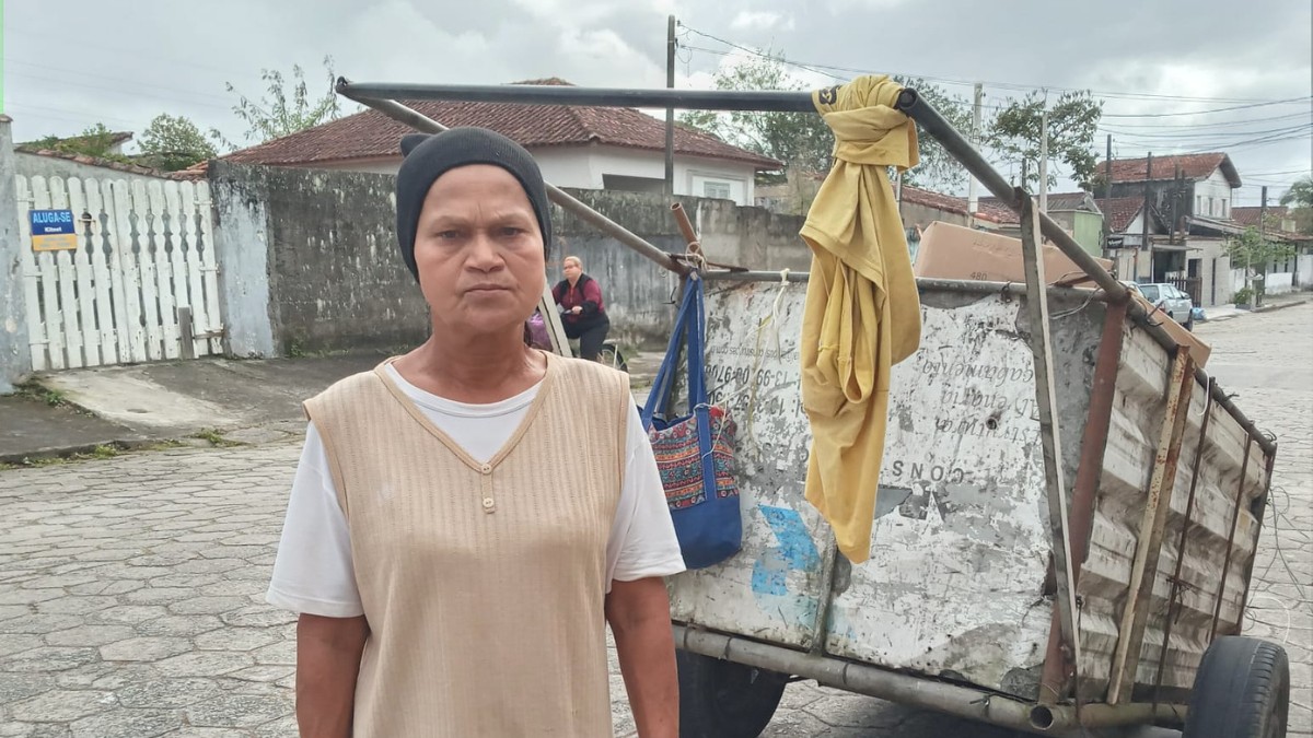 Maria José recolhe materiais nas ruas com sua cachorrinha Fafá, companheira fiel, em Itanhaém