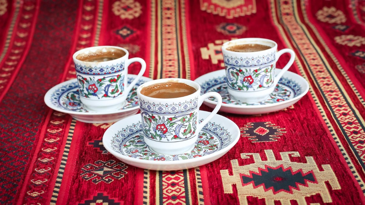 O café também é uma bebida famosa nos encontros entre amigos / Pixabay