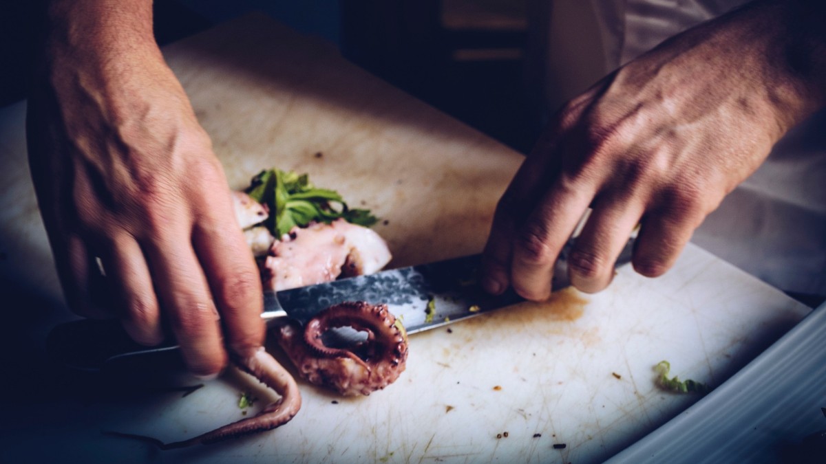 Carnes, vegetais, frutos do mar... Não importa! Tudo que precisa ser cortado passa por essa verdadeira maravilha da cozinha / Pixabay