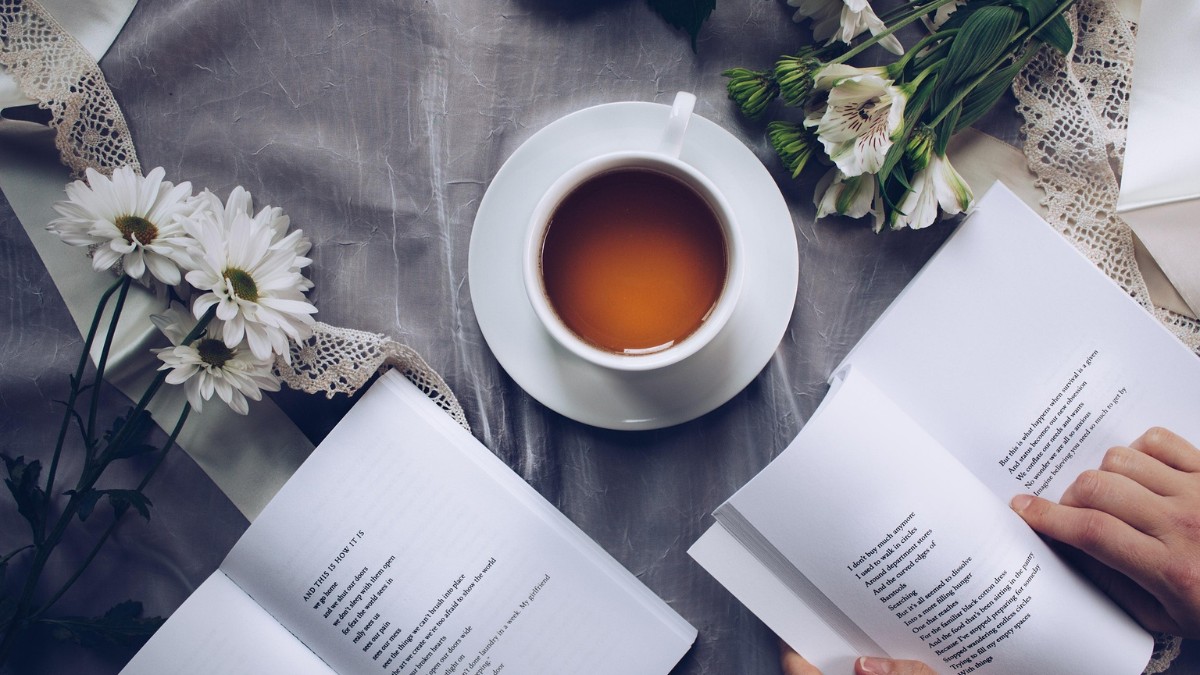 A leitura pode ser acompanhada de um boa xícara de café ou chá / Pixabay