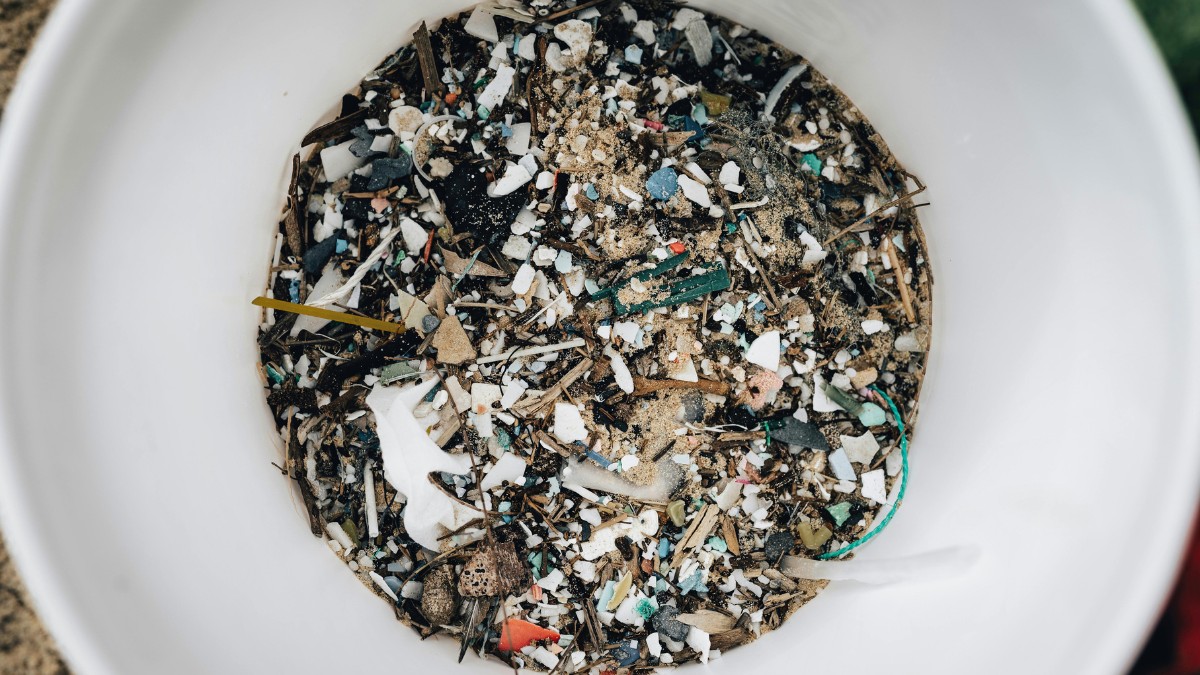Programas e projetos de reciclagem tentam amenizar o problema, mas a humanidade produz mais plástico do que consegue reutilizar / Pexels