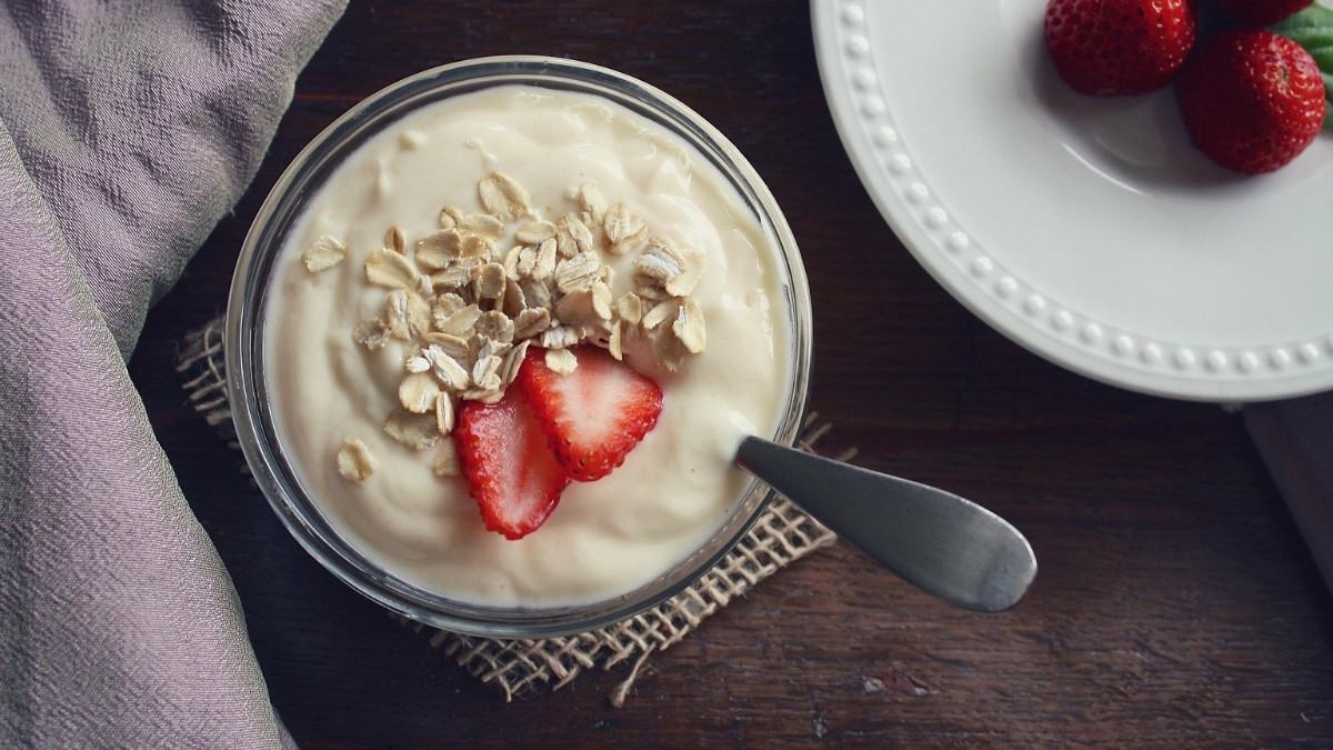 Outros, preferem começar o dia com um iogurte acompanhado de frutas no café da manhã / Pixabay