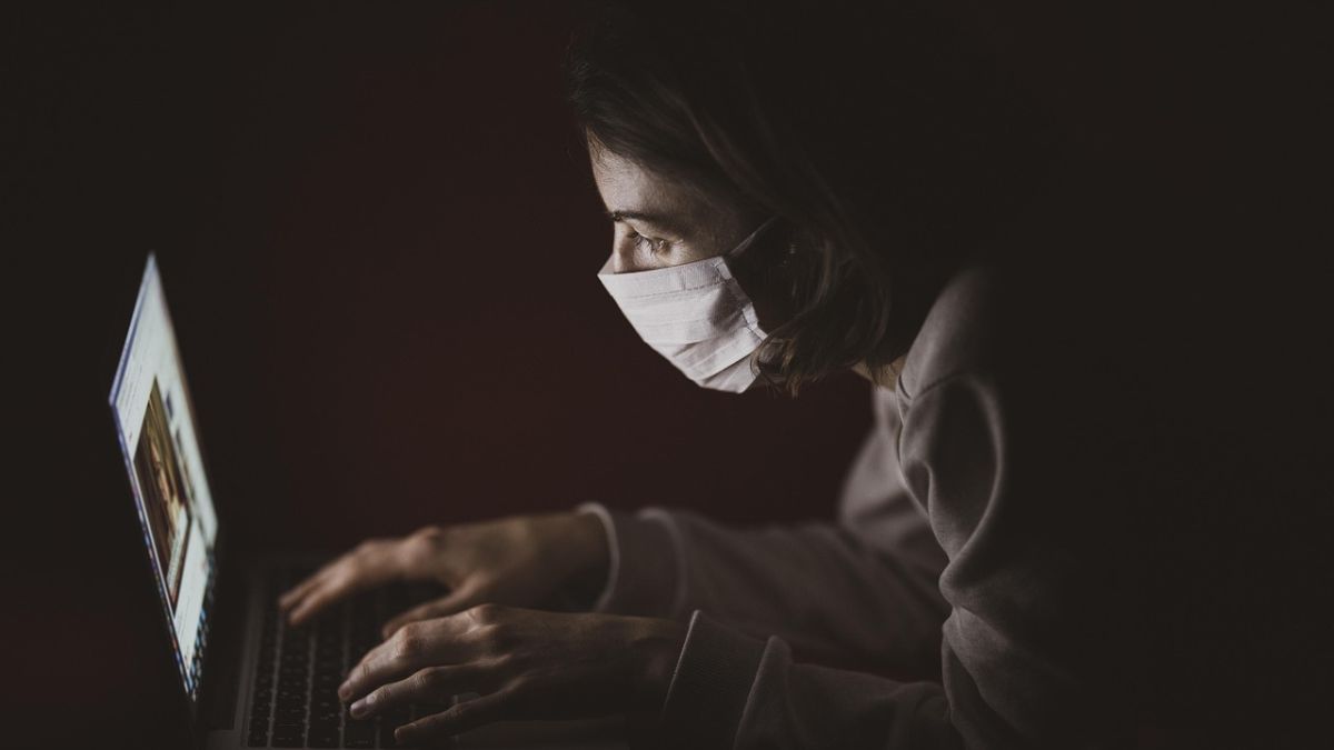O uso excessivo de tecnologias, como celular e computador, pode afetar diretamente a qualidade do sono, diminuir o contato social direto e levar ao isolamento/Pixabay
