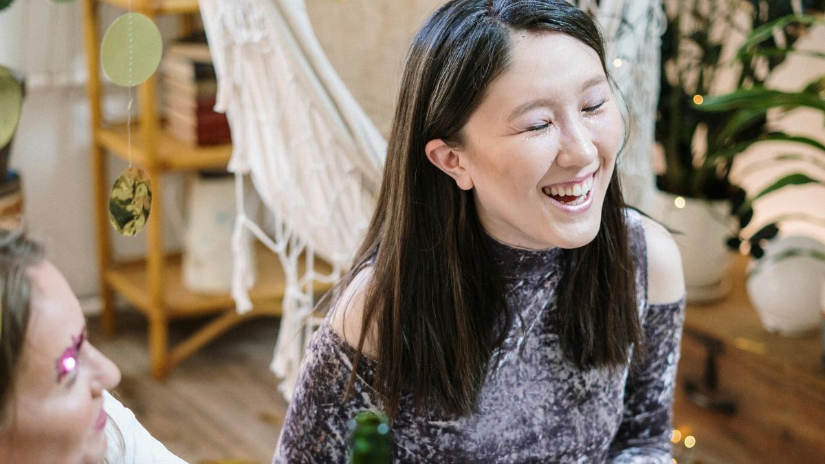 Por que rimos? A ciência revela a origem ancestral do riso e por que ele vai além dos humanos