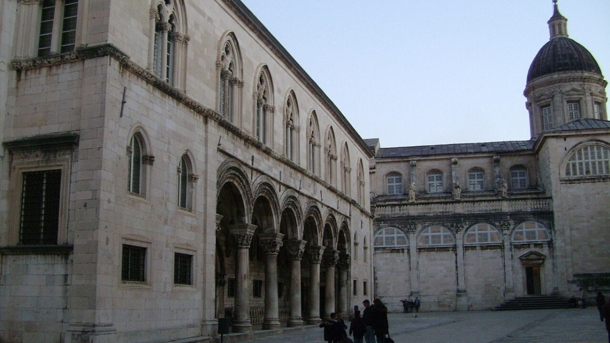 O Palácio do Reitor e catedral / Lasta/Wikimedia Commons