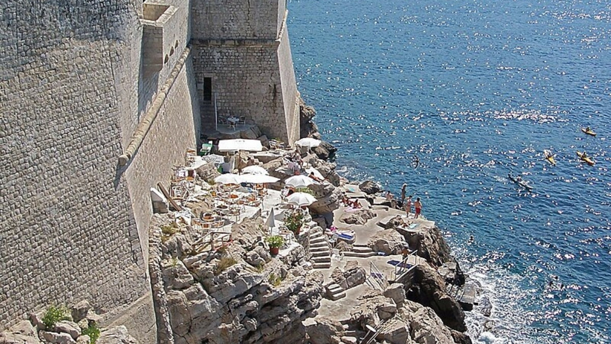 Muralhas junto à Praia de Buža / László Szalai/Wikimedia Commons