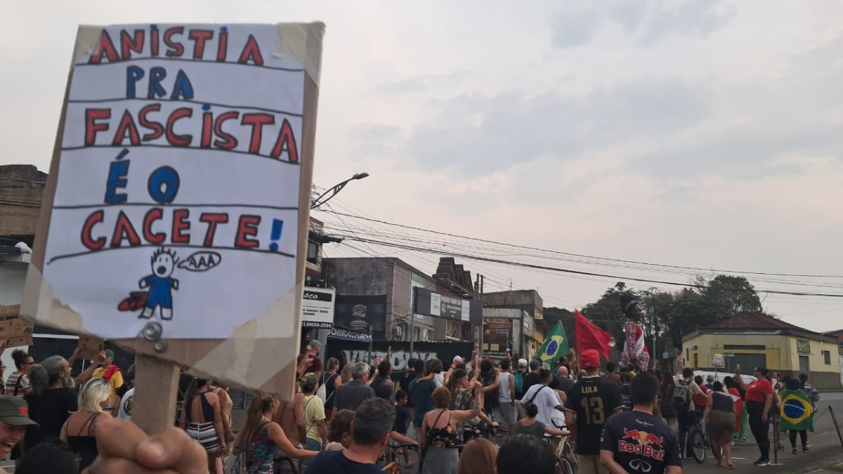 Manifestação foi convocada nas redes sociais por movimentos de esquerda