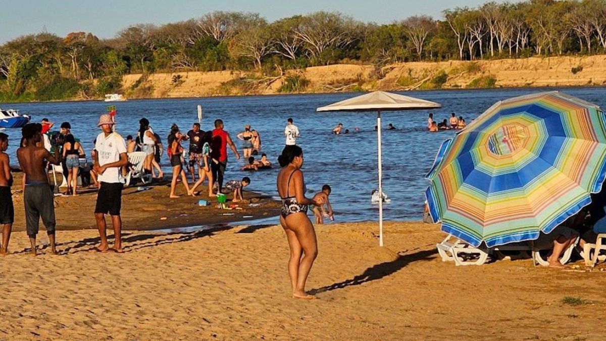 Em Lagoa da Prata, uma das apostas do município é ampliar espaços para a prática de esportes na orla, com quadras de areia para peteca e vôlei, e a implantação de uma grande academia ao ar livre.- Reprodução/Alex de Jesus