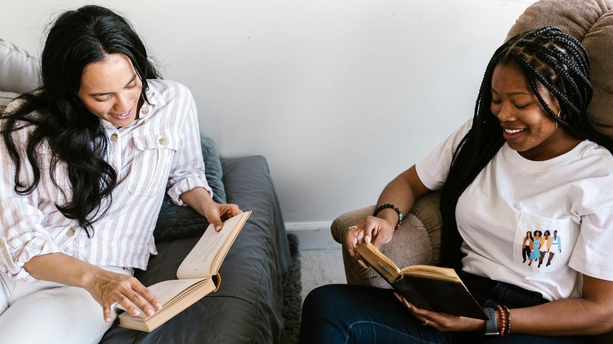 O senso de pertencimento e a conexão com outras pessoas oferecem uma rede de apoio que pode ser crucial em momentos difíceis, evitando o isolamento e o sofrimento psíquico - Pexels