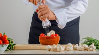 Pesquisa revela que adicionar sal em excesso à comida aumenta risco de ansiedade e depressão