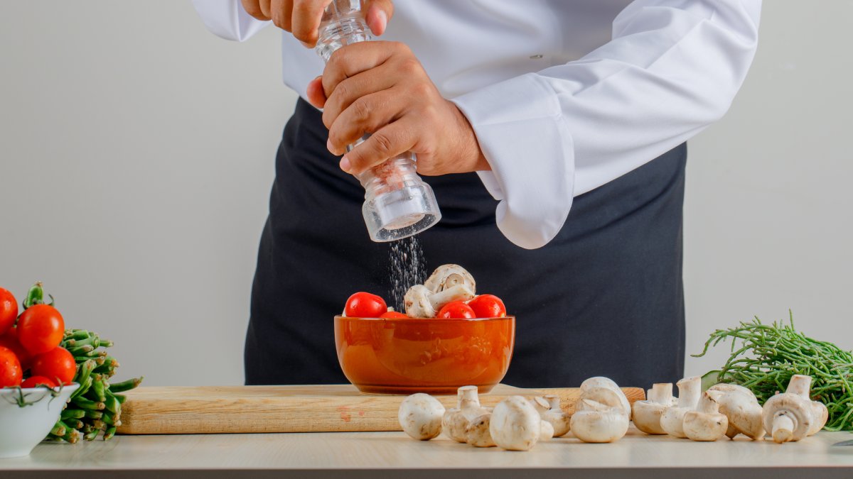 Pesquisa revela que adicionar sal em excesso à comida aumenta risco de ansiedade e depressão