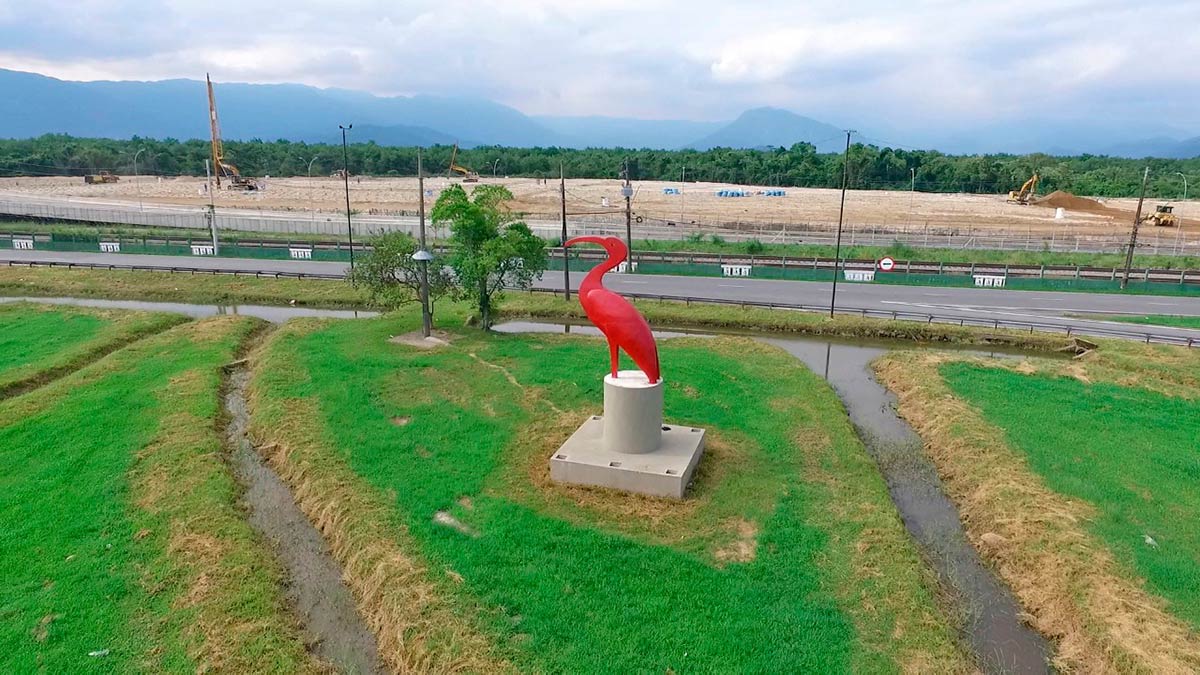 Essa transformação monumental é celebrada por quem a viveu de perto, como a moradora Dalva Simões, de 72 anos, que lembra do choque imediato ao se mudar para a cidade em 1970