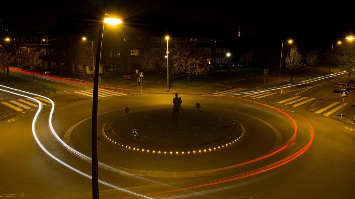 O motorista que já está circulando na rotatória tem a preferência/Pixabay