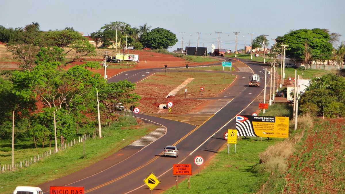 Não dar preferência a quem já está na rotatória é uma infração grave, que gera multa e pontos na CNH/Pixabay